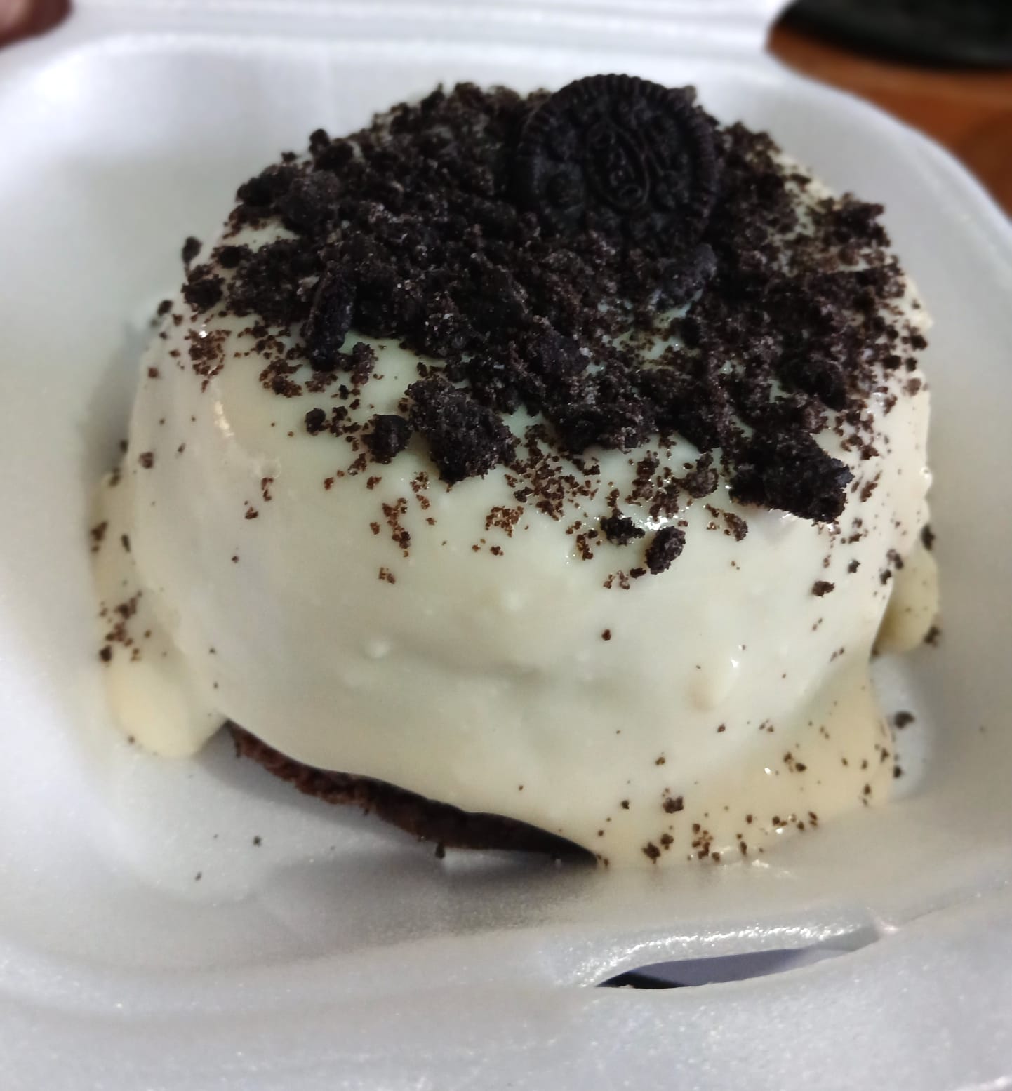 Mini bolo de ninho com pedaços de Oreo