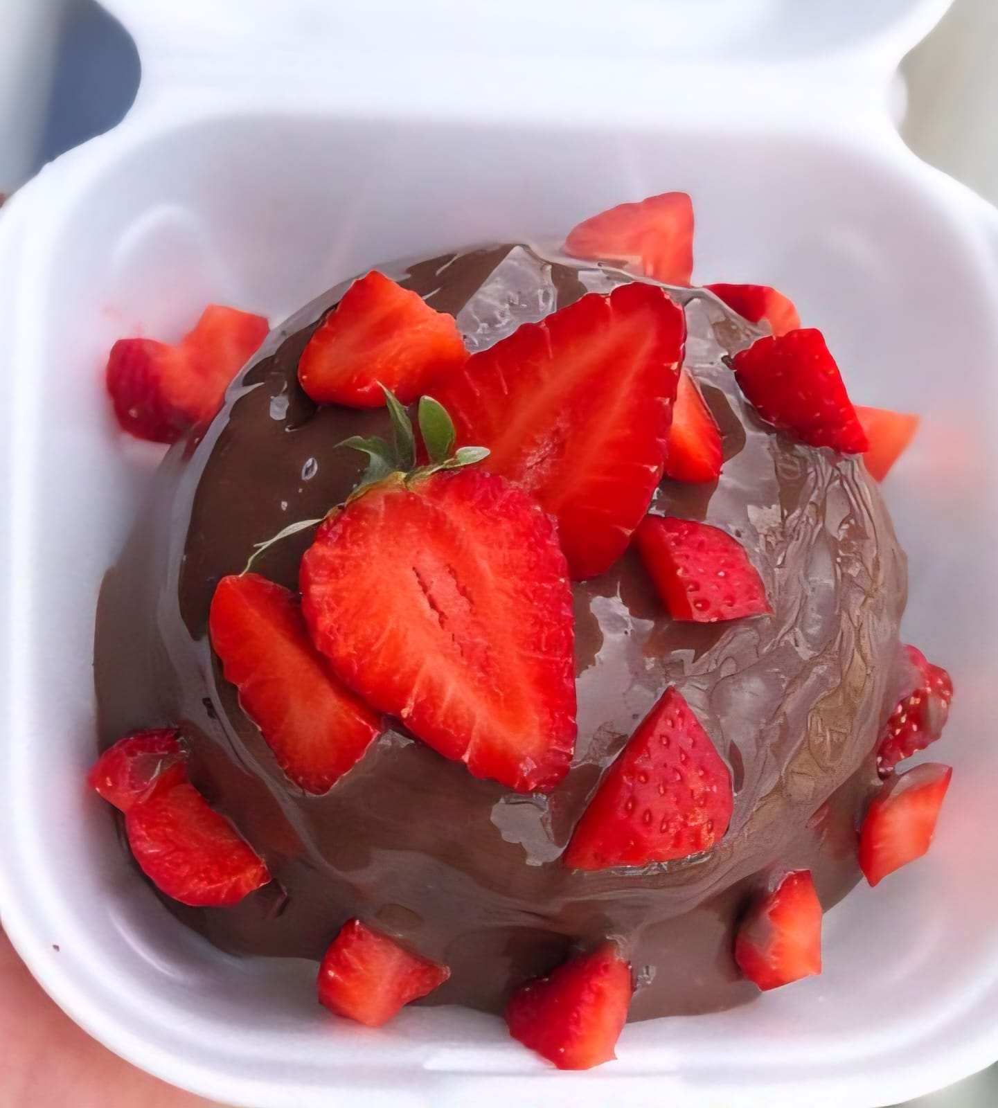 Bolo de brigadeiro com geleia de morango