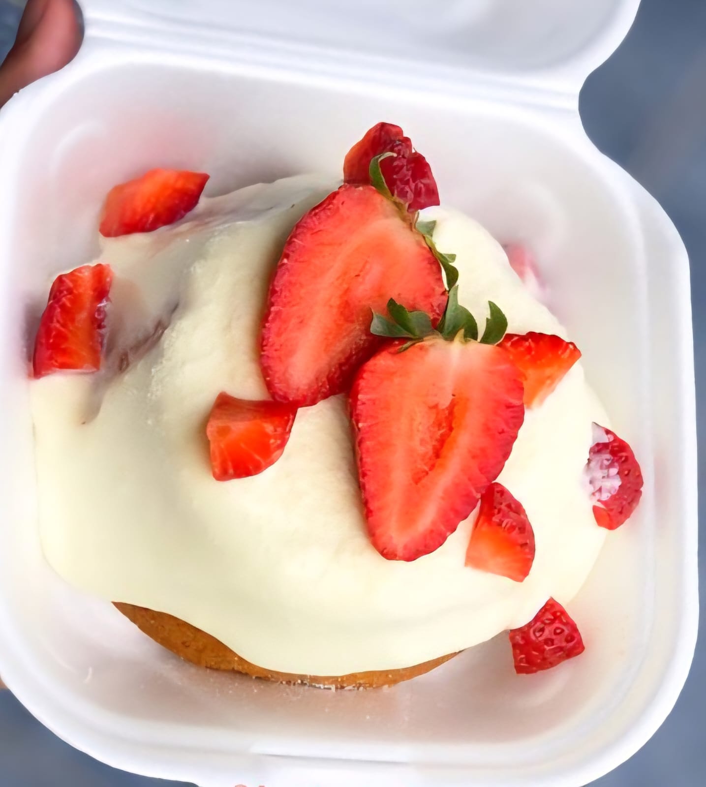 Mini bolo de ninho com geleia de morango